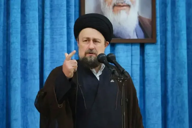 Khomeini ntabwo ubusanzwe afite ijambo mu butegetsi cyangwa mu gisirikare ariko abonwa na bamwe nk'ushobora gusimbura Khamenei