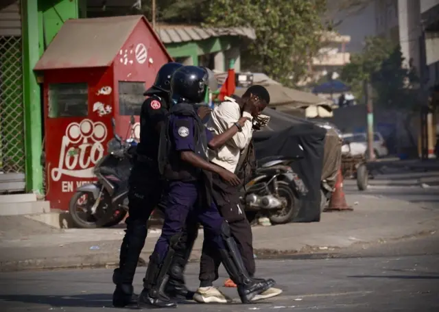 Un manifestant arrêté par les forces de l'ordre vendredi