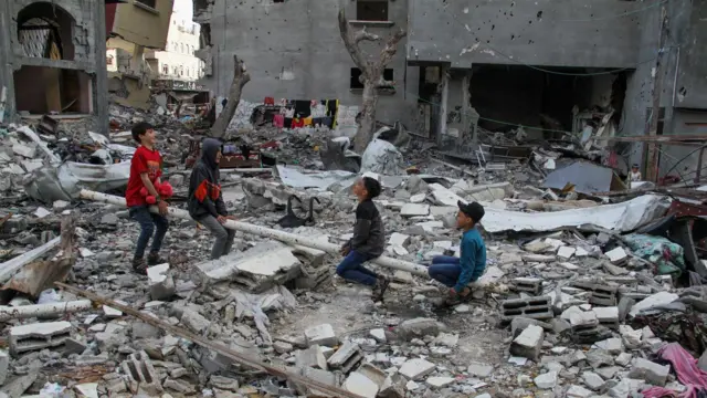 أطفال فلسطينيون يلعبون وسط الأنقاض في حديقة دمرت خلال الهجوم العسكري الإسرائيلي