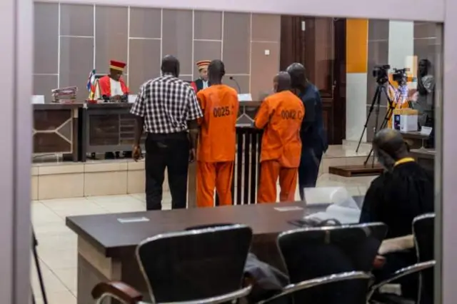 Ousman Yaouba na Issa Salet Adoum mu mwambaro w'abapfungwa