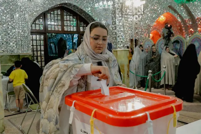 ईरान के राष्ट्रपति चुनाव में वोटिंग 