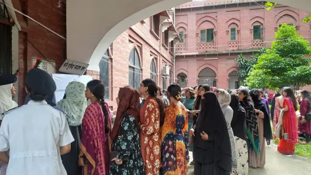ভোটের লাইনে শিক্ষার্থীরা