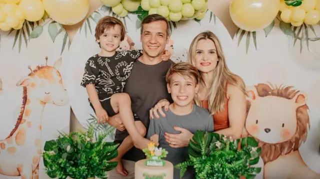 Rodrigo Perenha e sua esposa e dois filhos 