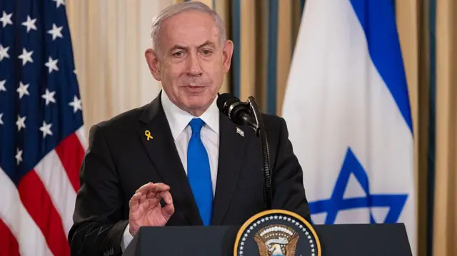 نتنياهو ملقياً كلمة أثناء مؤتمر صحفي عقده مع ترامب في البيت الأبيض الشهر الماضي.