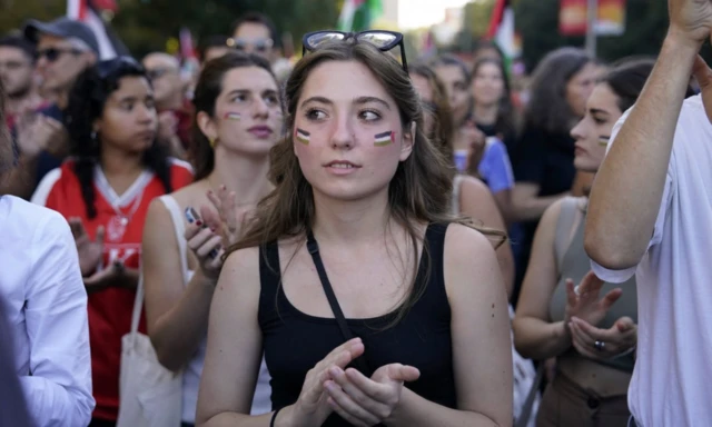 Yüzünde Filistin bayrağı olan çok sayıda İspanyol genç kadın var fotoğrafta.