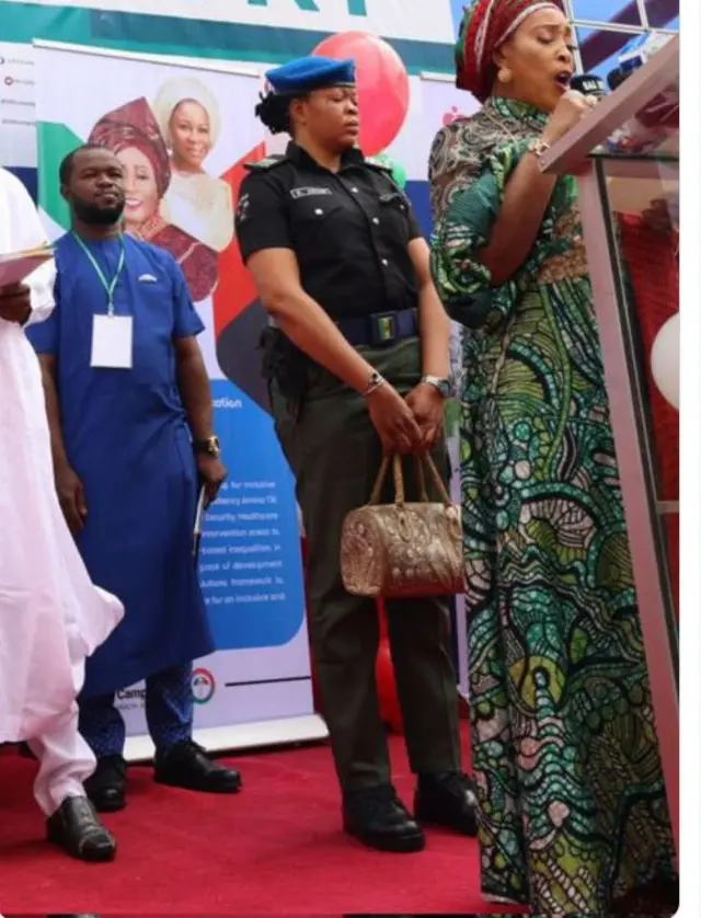 Ọlọpaa to gbe baagi aya Atiku lọwọ