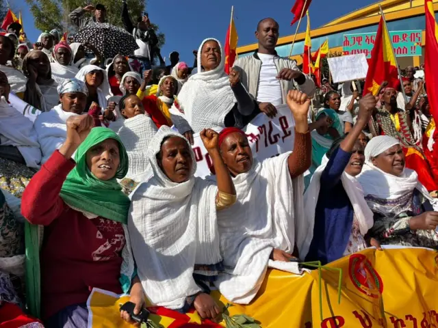 እቶም ኣብ ከተማ መቐለ ዝወጽኡ ሰልፈኛታት 'ሕጋዊ ኣፍልጦ ህወሓት ይመለስ' ዝብል ጭርሖ ሒዞም ተራእዮም