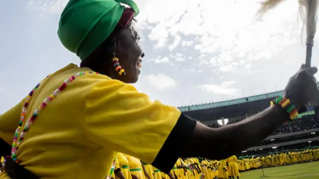 Women wey line up to celebrate di swearing in ceremony of President William Ruto