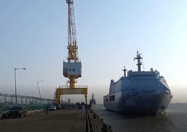 စစ်ရေယာဉ်မုတ္တမနဲ့ ကူညီကယ်ဆယ်ရေးပစ္စည်းတွေပို့ဆောင်ခဲ့စဉ်