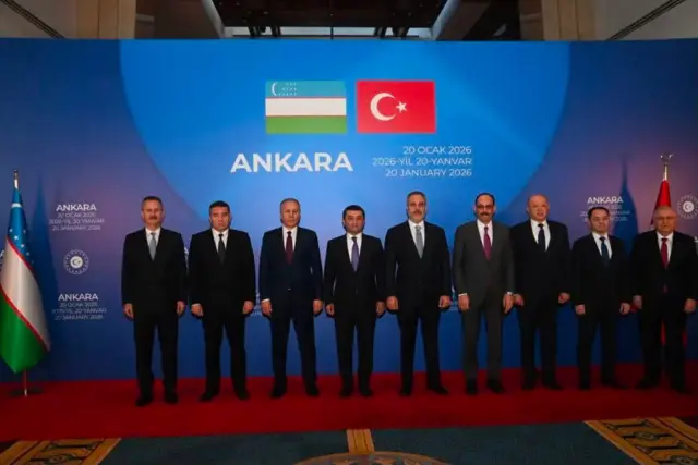 Chapdan o'ngga O'zbekistonning to'rtta rasmiylari, o'ngdan chapga Turkiyaning beshta rasmiysi safda turishibdi.