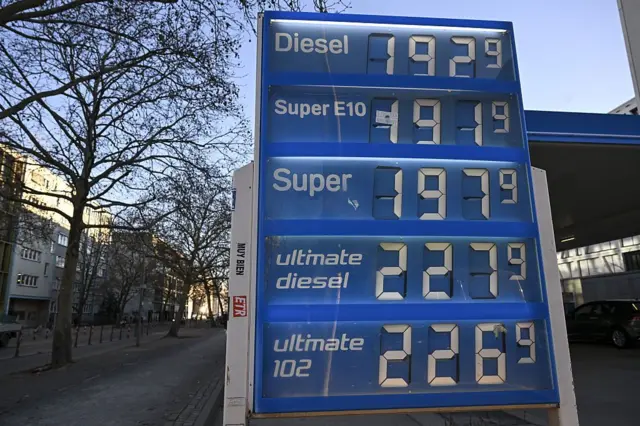 На фото заправка в Берліні 