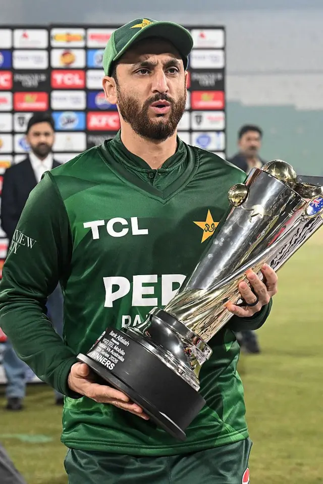 पाकिस्तान क्रिकेट टीम के कप्तान सलमान आगा वर्ल्ड कप ट्रॉफ़ी के साथ