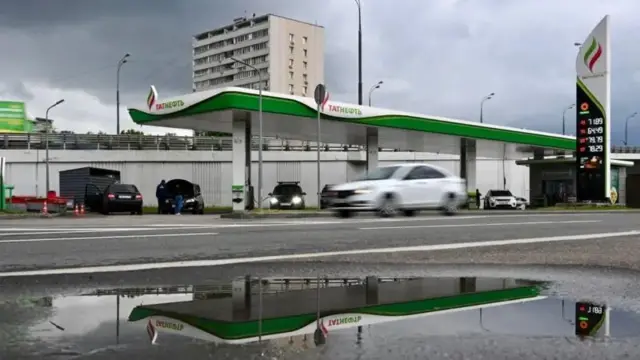 Бензил тақчиллиги бошқа нефть компанияларидан кўра Татнефтга энг ёмон таъсир қилган. Унинг нефтни қайта ишлаш заводи украин дронлари туфайли ишини тўхтатган.