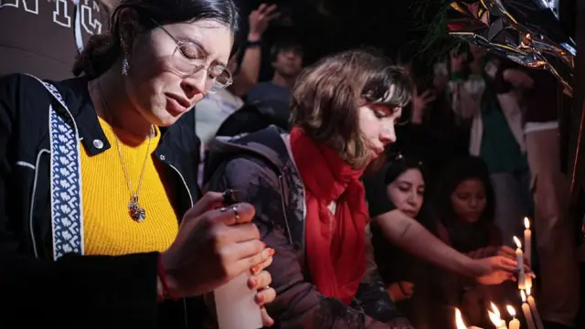 Jóvenes encendiendo velas durante la vigilia