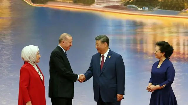 31 Ağustos 2025'te Çin'in Tianjin kentinde düzenlenen Şanghay İşbirliği Örgütü'nün 25. Devlet Başkanları Konseyi toplantısı kapsamında Çin Devlet Başkanı Şi Jinping'in liderler onuruna verdiği akşam yemeğine Cumhurbaşkanı Erdoğan ve eşi Emine Erdoğan da katılmıştı.