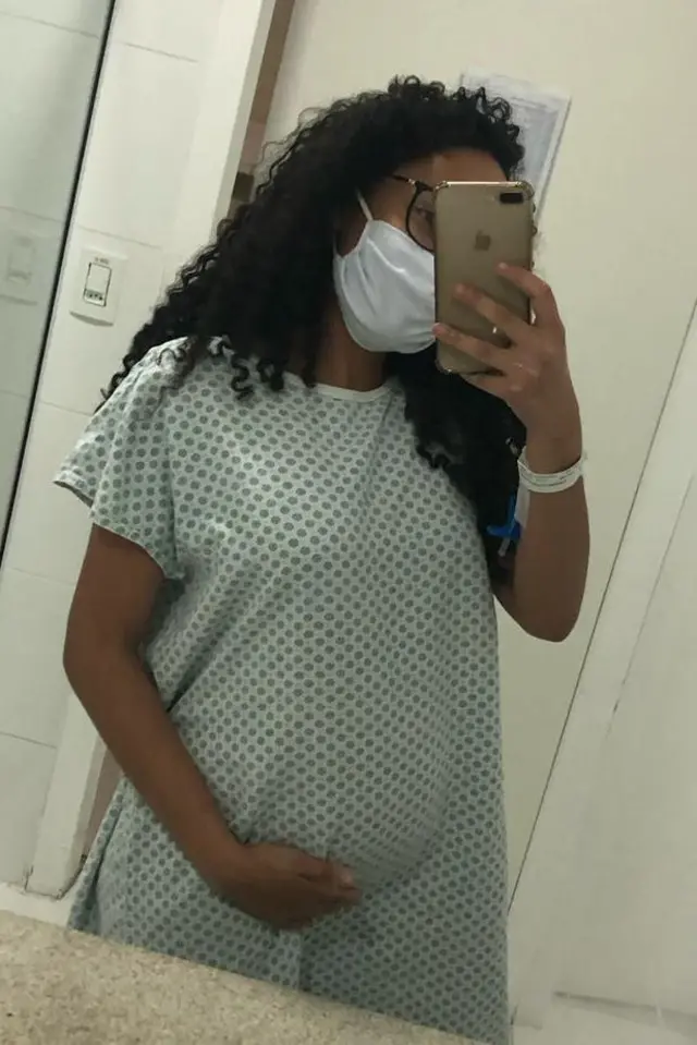 Mariana Alvesgrupo de aposta sportingbetOliveira Silva fazendo selfie no espelho com a barriga aumentada