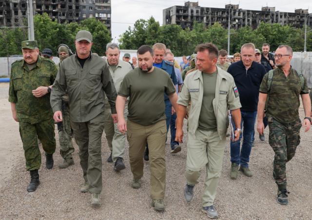 Замминистра обороны РФ Тимур Иванов (второй слева) на строительстве жилого дома в оккупированном Мариуполе, июнь 2022 года
