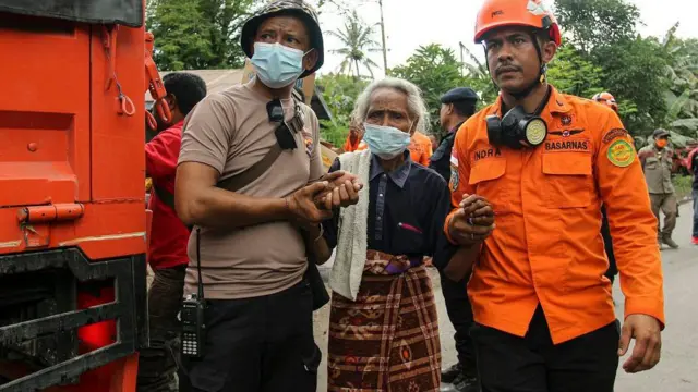 Anggota Basarnas dan Polri mengevakuasi lansia terdampak erupsi Gunung Lewotobi Laki-laki di Desa Nurabelen, Ile Bura, Flores Timur, NTT, Senin (15/1/2024).