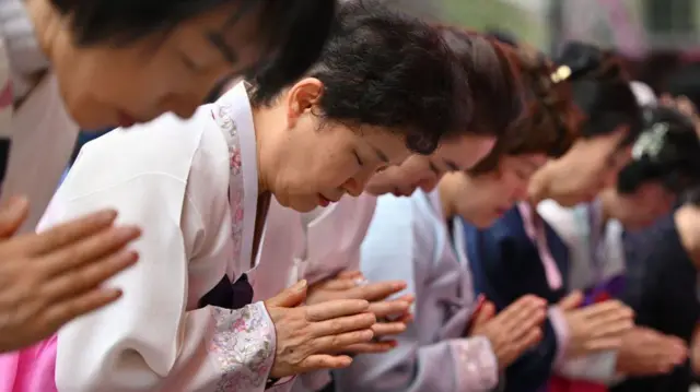 Des adeptes du bouddhisme prient lors d'une cérémonie de célébration de l'anniversaire de Bouddha au temple Jogyesa à Séoul, le 15 mai 2024.