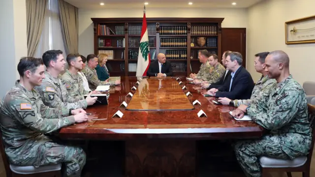 لقاء سابق بين الرئيس اللبناني جوزاف عون وقائد القيادة المركزية الأمريكية مايكل كوريلّا في بعبدا، في سياق مشاورات متواصلة حول تنفيذ خطة نزع السلاح ودعم الجيش اللبناني.
