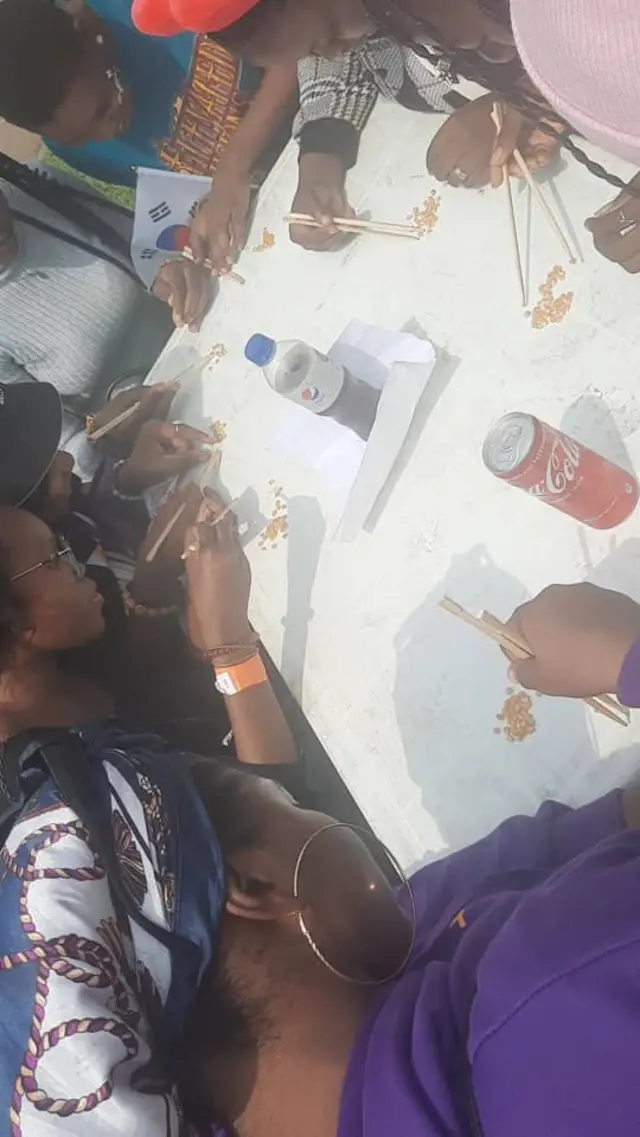 Pipo wey dey play chopsticks game