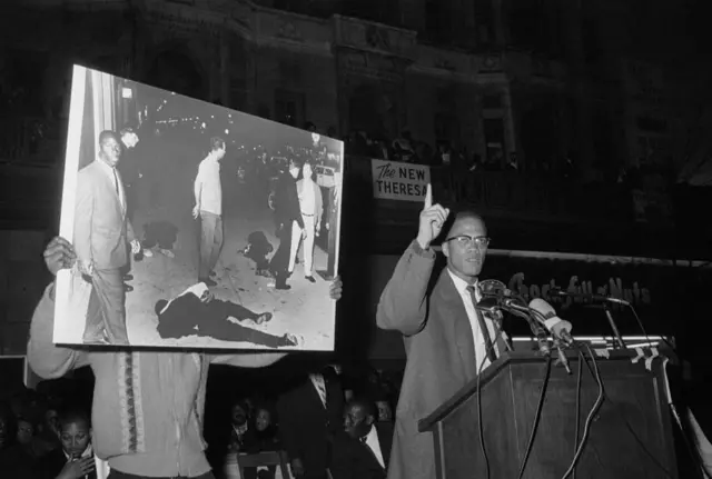 Malcolm X dalam sebuah pidato 1963