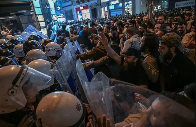 AFP ayaa ku warantay in booliisku ay isticmaaleen rasaasta cinjirka iyo sunta dadka ka ilmeysiisa si ay dadka u kala eryaan.