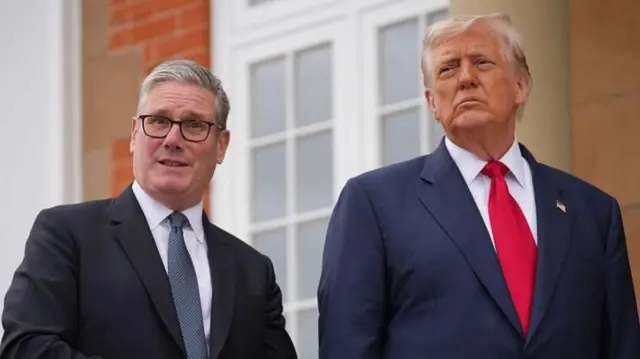 स्टार्मर यांनी ब्रिटनच्या संसदेत सांगितले की, त्यांचे सरकार "हवाई हल्ल्यांद्वारे कोणत्याही देशात सत्ता बदल" करण्यावर विश्वास ठेवत नाही.