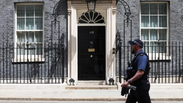 一名警员在伦敦唐宁街10号首相府外巡逻（21/6/2026）
