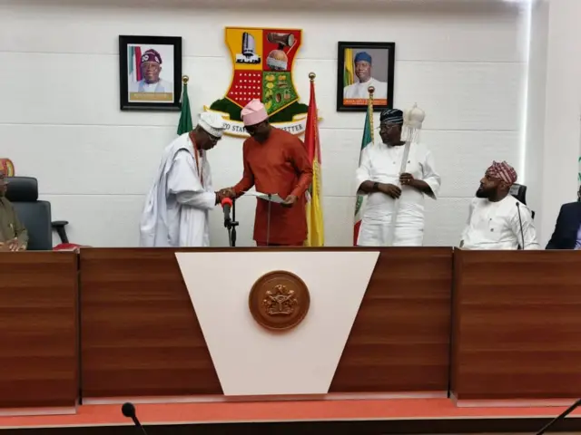 Gómìnà Seyi Makinde gbé ọ̀pá àṣẹ lé Eleruwa tuntun lọ́wọ́