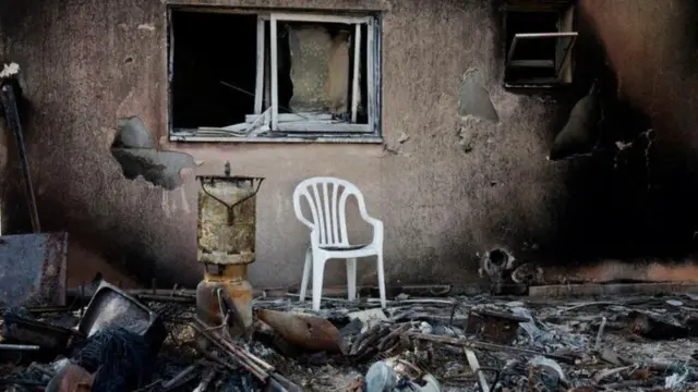 Une chaise blanche vide dans un bâtiment en ruines