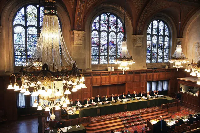 احکام دیوان بین‌المللی دادگستری لازم‌الاجرا هستند، اما قدرت‌های بزرگ در صورتی که حکم به نفعشان نباشد گاهی از اجرای آن سر باز می‌زنند