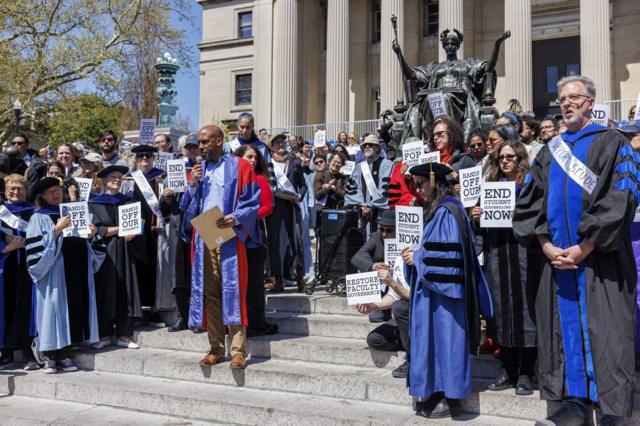 Columbia Üniversitesi'nden öğretim üyeleri, üniversitenin protesto eden Filistin yanlısı öğrencilere yönelik tutumuna karşı çıktı