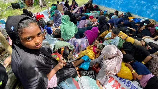 Pengungsi Rohingya berada di tempat penampungan sementara, dan ditolak oleh sekelompok warga Aceh berada di wilayahnya.