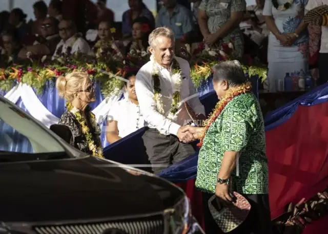 M. Kennedy serre la main de Tuilaepa Sailele Malielegaoi, alors premier ministre de Samoa, en 2019.