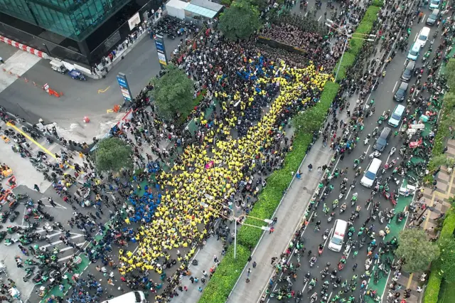 Ratusan mahasiswa mengambil bagian dalam demonstrasi untuk mendesak pemerintah untuk mengendalikan anggaran negara dan menurunkan harga bahan bakar dan kebutuhan di Jakarta, Indonesia pada 12 Juni 2026