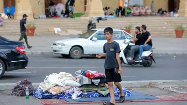 बेरूत में सड़क पर बेड लगाकर रह रहे लोग