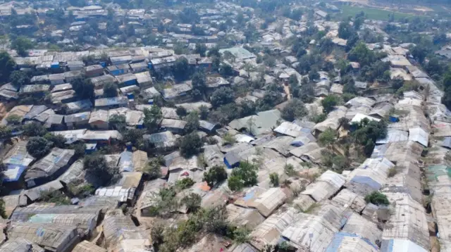 कॉक्स बाजार भागातील निर्वासितांची संख्या आणि त्यांच्यासाठी तयार करण्यात येत असलेल्या छावण्यांची कक्षा वाढतच चालली आहे.