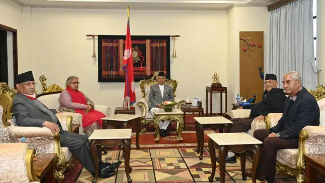 राष्ट्रपति रामचन्द्र पौडेलले आयोजना गरेको बैठकमा प्रधानमन्त्री सुशीला कार्की र तीन दलका शीर्ष नेताहरू।