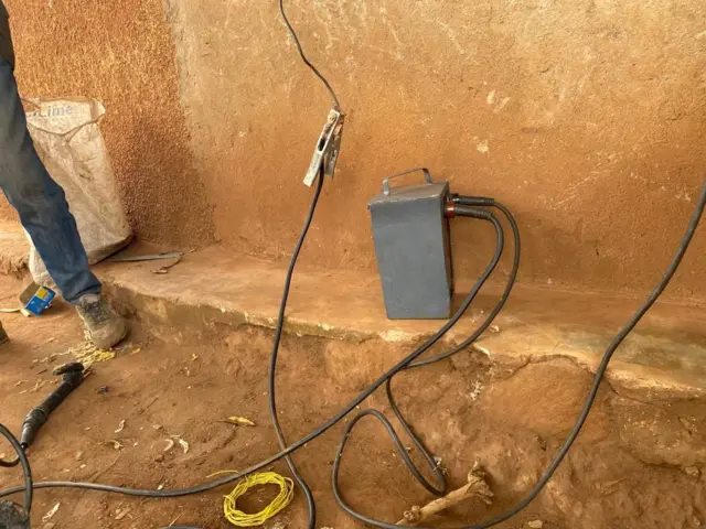 Imashini iri hasi ku rubaraza rw'inzu, icometseho insinga