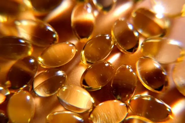 Bal rengi yumuşak jeller tepeden görünüyor. 