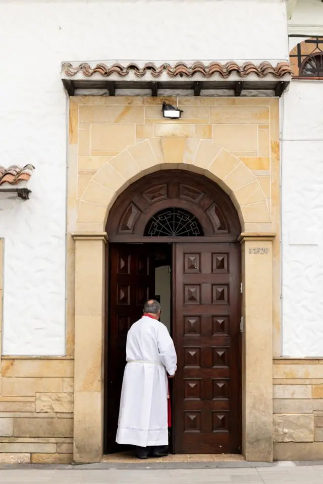 راہب چرچ کے دروازے سے اندر داخل ہو رہا ہے