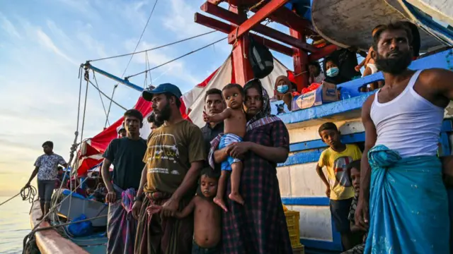 မြန်မာ၊ ရခိုင်ပြည်နယ်ကနေ လှေနဲ့ ထွက်ပြေးလာတဲ့ ရိုဟင်ဂျာဒုက္ခသည်တွေ (ပုံဟောင်း)