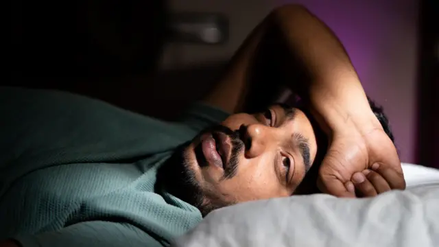 படுத்தவுடனே தூங்குவதற்கு 'ராணுவ தூக்க முறை' உதவுமா? எப்படி?