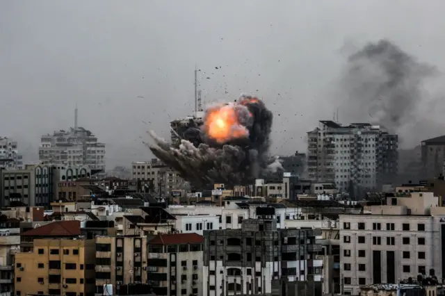 Une fumée s'élève et une boule de feu survole un bâtiment dans la ville de Gaza, le 9 octobre 2023, lors d'une attaque aérienne israélienne.