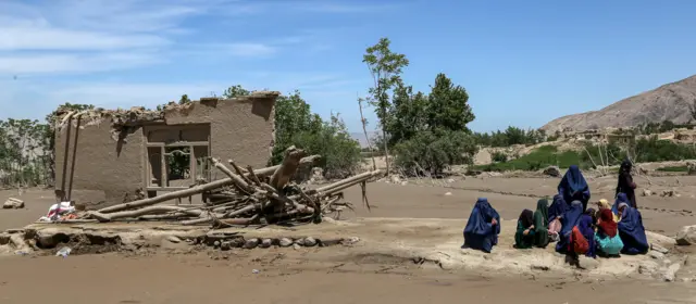 Афғонистон Бағлон вилоятидаги Борка қишлоғида сув тошқини вайрон этган бино ва аёллар