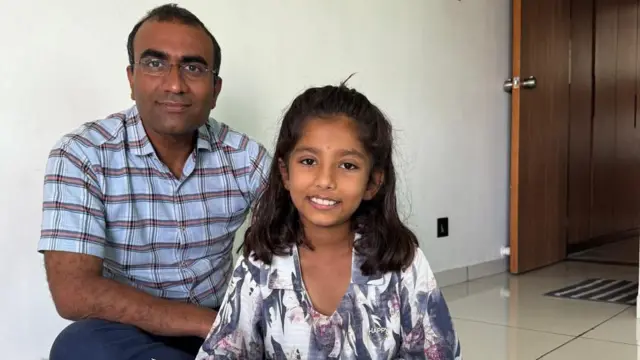 ડૉક્ટર અશોક ભડિયાદરા તેમની દીકરી આદ્યા સાથે