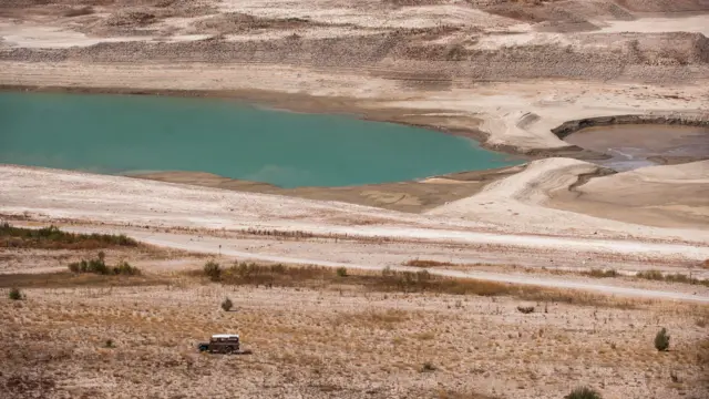 17 Eylül 2014'te çekilen bu fotoğrafta, İran'ın başkenti Tahran'ın 70 kilometre kuzeydoğusundaki Damavand kasabasında, Damavand dağının eteklerinde bulunan Lar Barajı Rezervuarı kısmen görülüyor