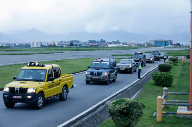 प्रधानमन्त्रीको सवारीका क्रममा देखिएका इम्बोस्ड नम्बर भएका र नभएका सवारी साधनहरू