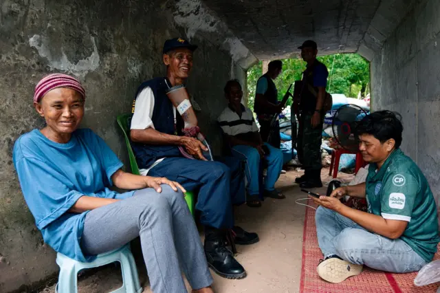 ชรบ. หมู่บ้านอีกนับสิบชีวิตที่ยังคงไม่ได้อพยพนอกพื้นที่ (ภาพได้รับอนุญาตให้เผยแพร่แล้ว)